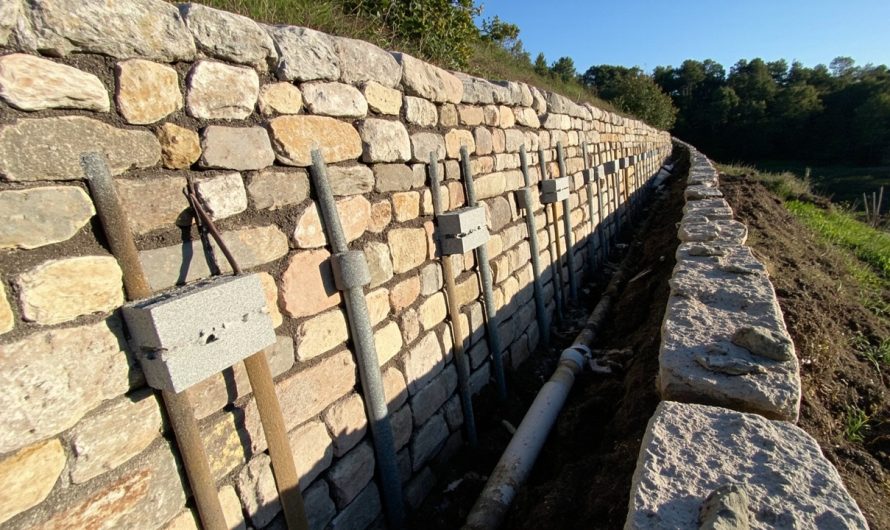 Comment-renforcer-un-mur-en-pierre-qui-penche--890x530