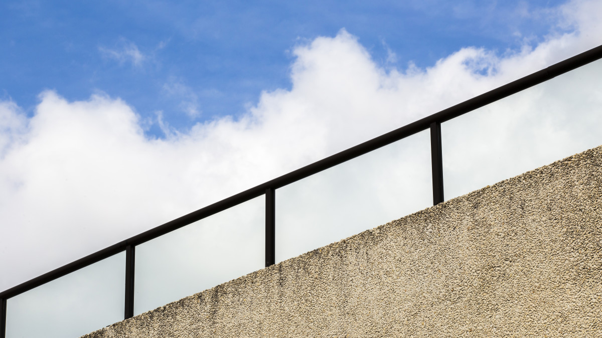 brise vue en verre dans un espace extérieur