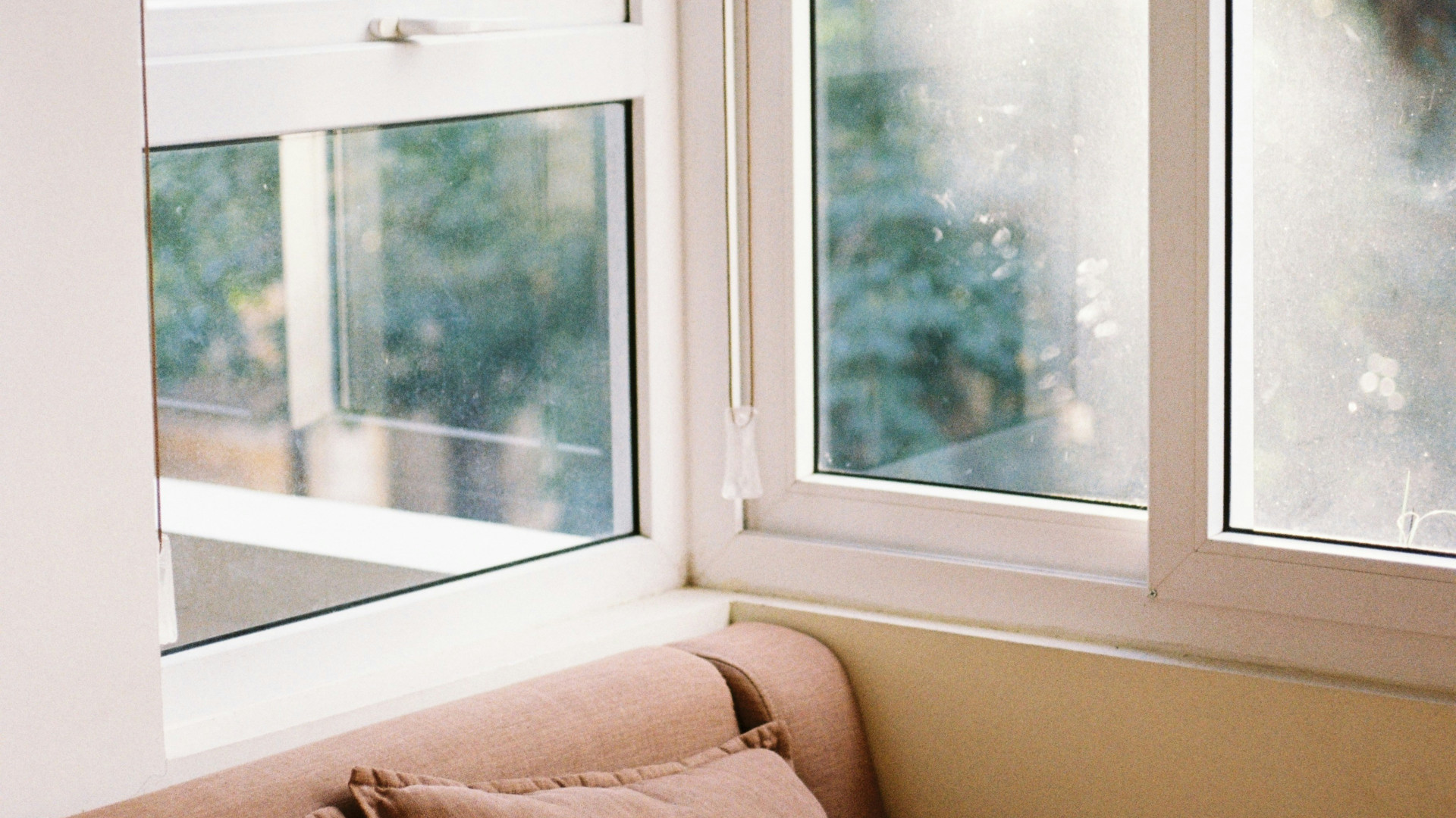 Fenêtre en PVC ou en alu : laquelle choisir pour une fenêtre sur-mesure ?