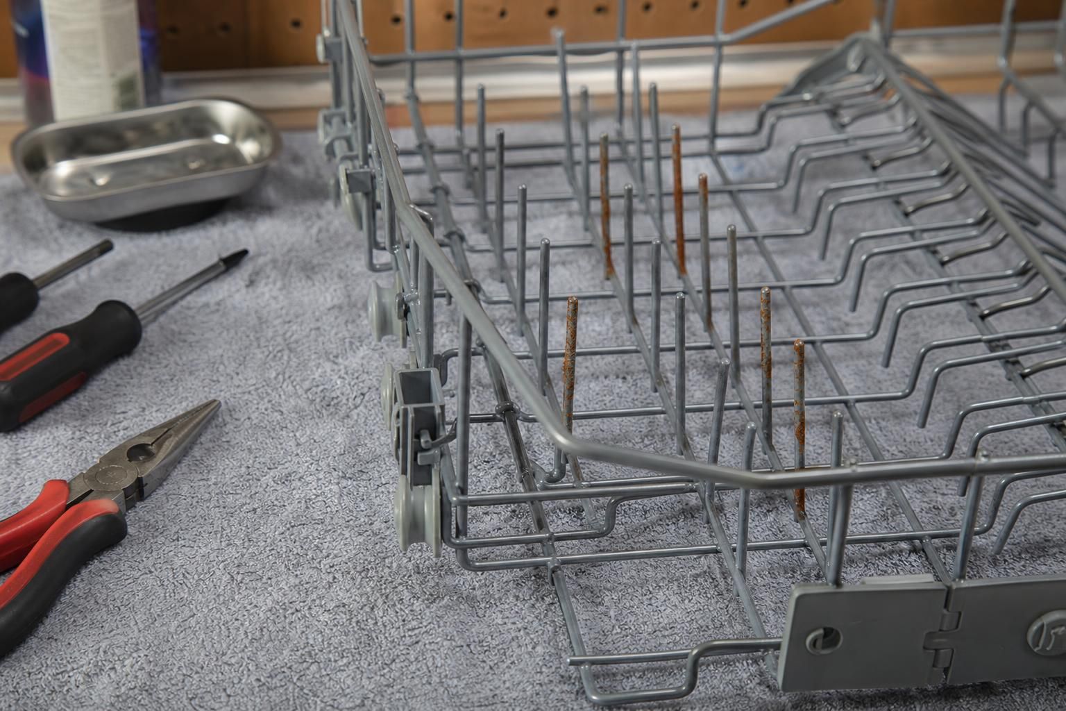 découvrez des méthodes efficaces pour éliminer la rouille sur le panier de votre lave-vaisselle et prolonger sa durée de vie facilement.