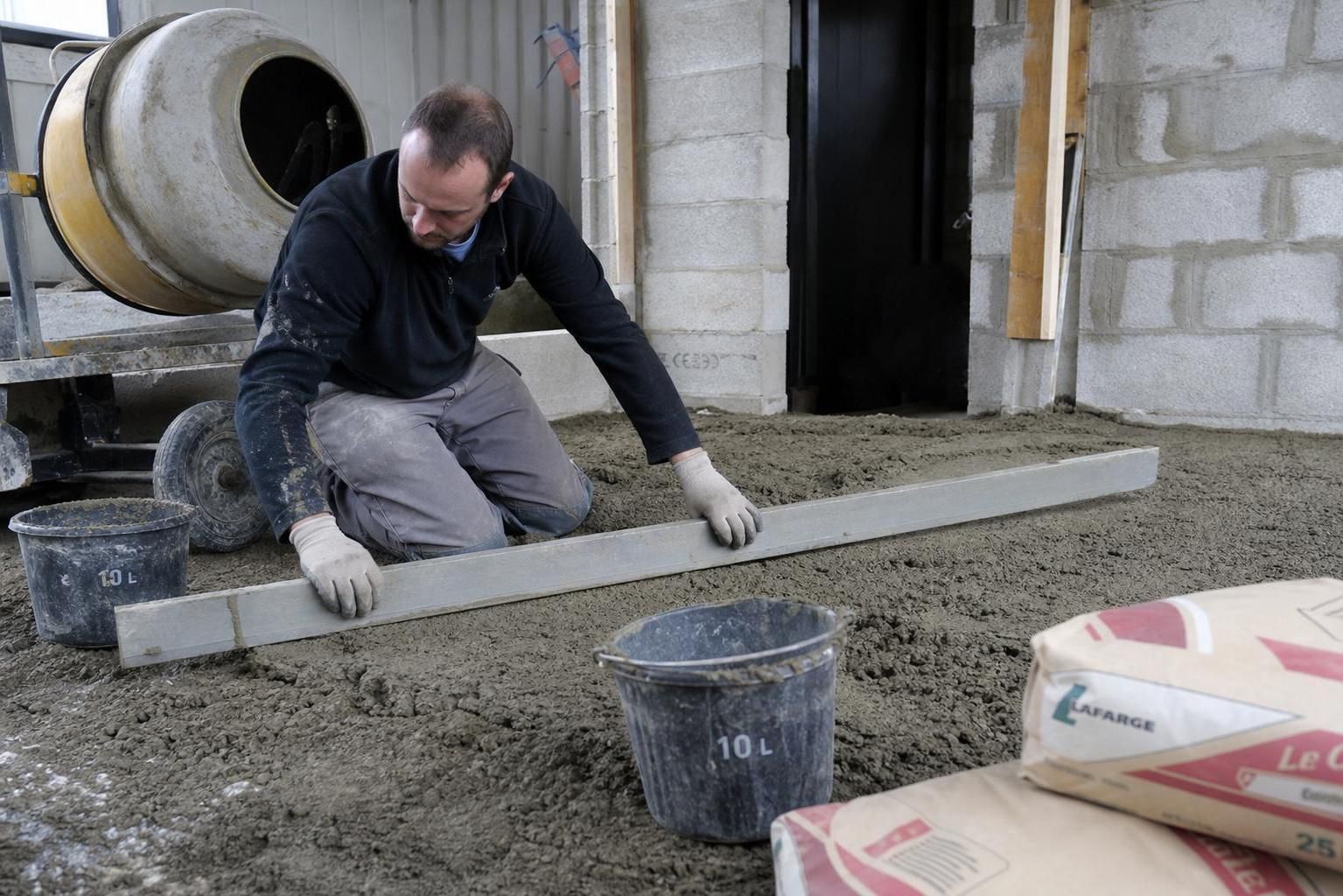 découvrez comment réaliser le dosage de la chape maigre à la bétonnière pour un béton de qualité. guide complet avec conseils pratiques et astuces.